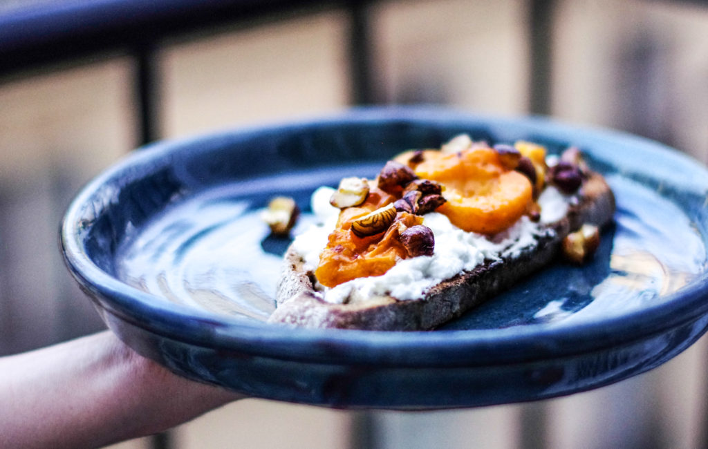 Tartine abricot-ricotta